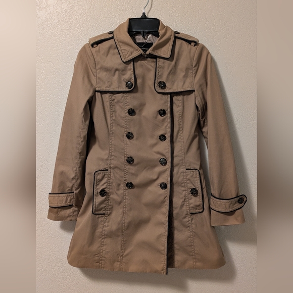 Banana Republic Jackets & Blazers - Banana Republic Classic Tan Double-Breasted Women's Trench Coat